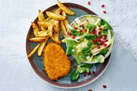 Kipschnitzel met witlofsalade en ovenaardappelen