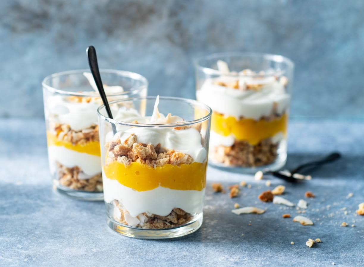 Ontbijttrifle met mangopuree & cantuccini-kokoscrumble
