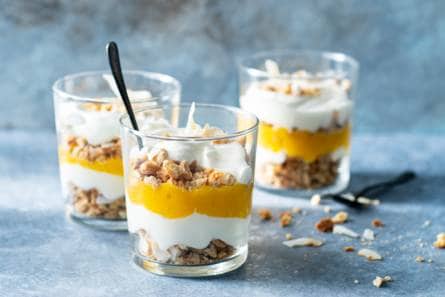Ontbijttrifle met mangopuree & cantuccini-kokoscrumble
