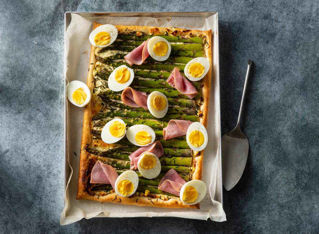 Plaattaart met groene asperges, gerookte achterham & gekookte eieren