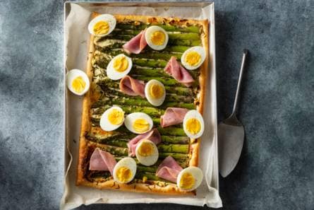 Plaattaart met groene asperges, gerookte achterham & gekookte eieren