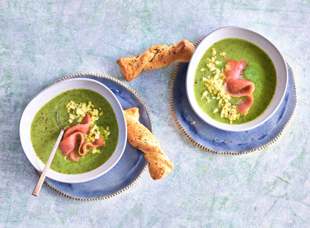 Courgettesoep met gerookte zalm, eikruim & soepstengels
