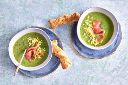 Courgettesoep met gerookte zalm, eikruim & soepstengels