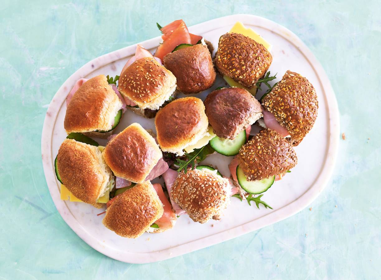 Paasbroodjes met gerookte zalm, kaas & beenham