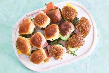 Paasbroodjes met gerookte zalm, kaas & beenham