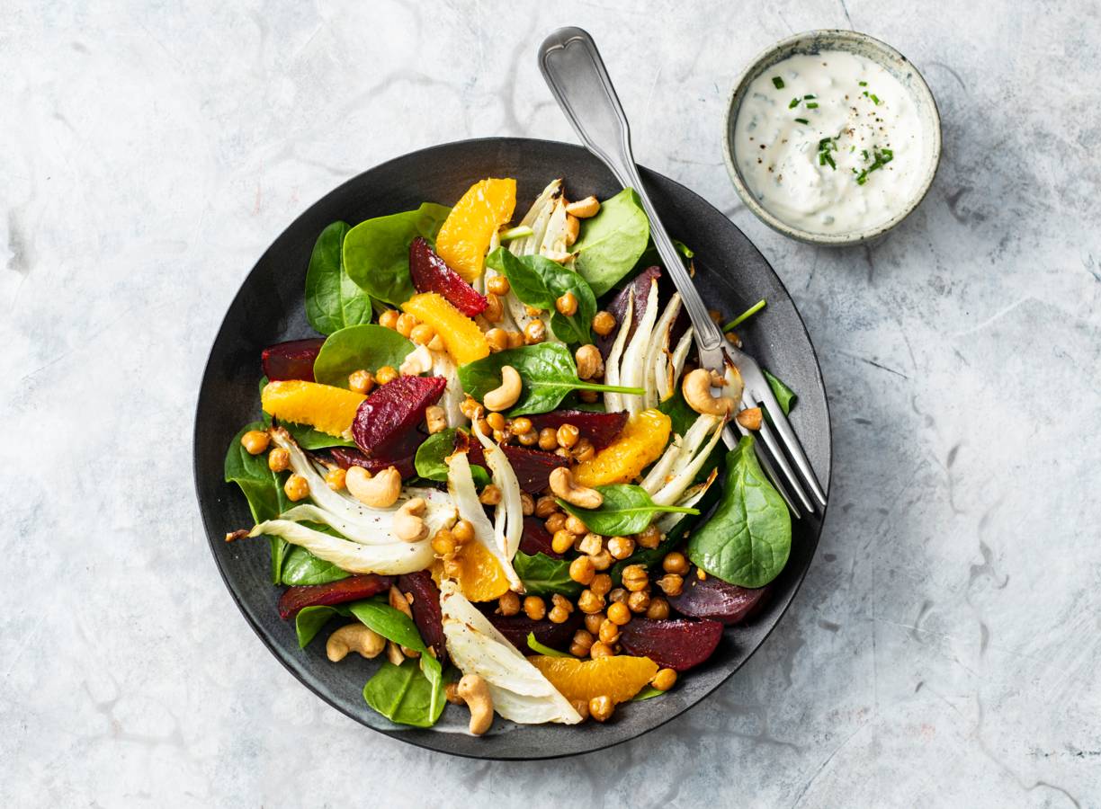 Geroosterde bietensalade met venkel, kikkererwten & cashewnoten