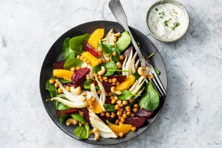 Geroosterde bietensalade met venkel, kikkererwten & cashewnoten