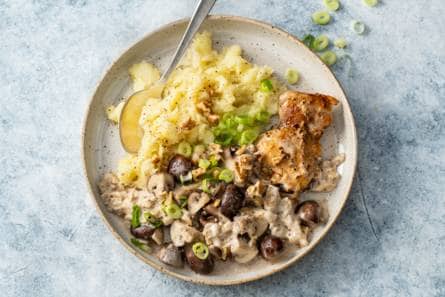 Malse kip met pastinaakpuree, romige saus & walnoten