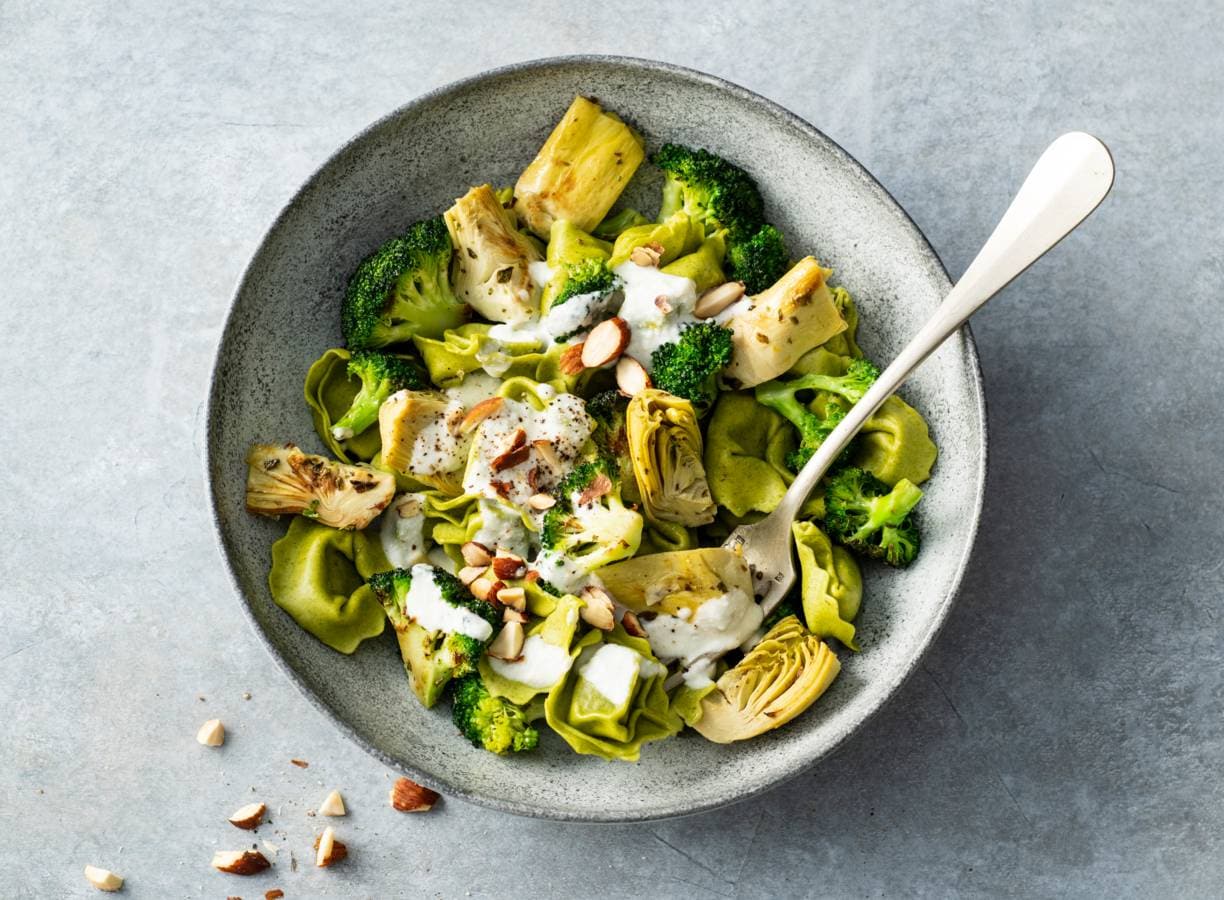 Tortelloni met gorgonzolasaus, artisjok, & geroosterde amandelen
