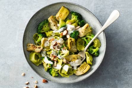 Tortelloni met gorgonzolasaus, artisjok, & geroosterde amandelen