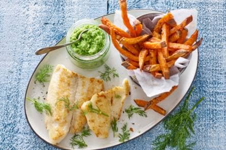 Witvis met zoete-aardappelfriet en doperwtenpuree