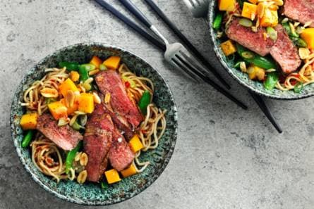 Noedelsalade met gegrilde biefstuk en sugarsnaps