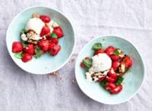 Aardbei en balsamico? Gouden combi! Zeker in dit aarbeientoetje met ijs en Italiaanse koekjes