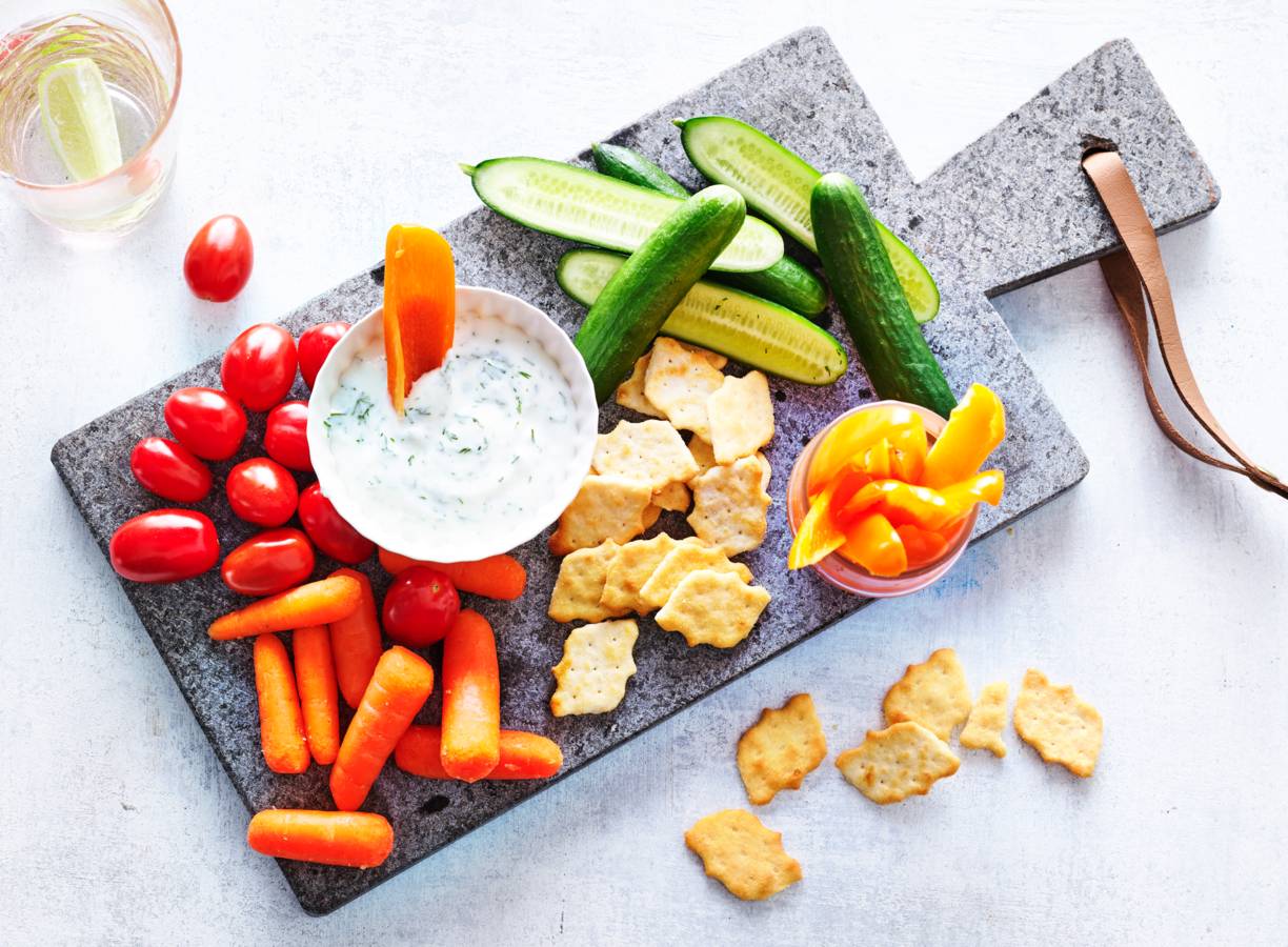 Borrelplank met snackgroenten & frisse dilledip