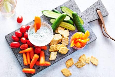 Borrelplank met snackgroenten & frisse dilledip