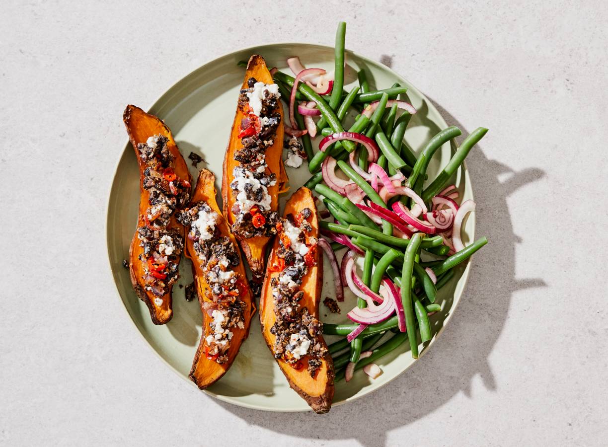 Gevulde zoete aardappel met bonensalade