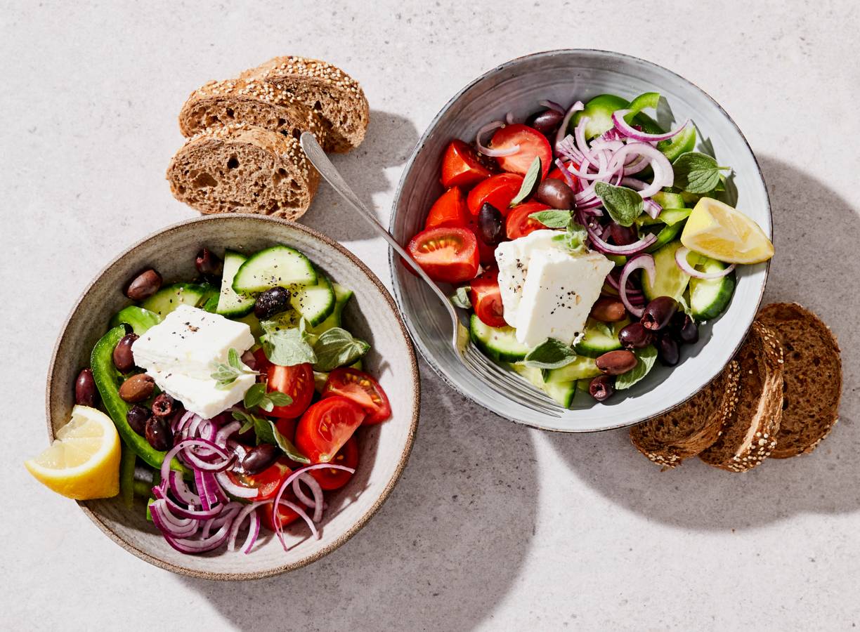 Griekse salade met meergranenstokbrood