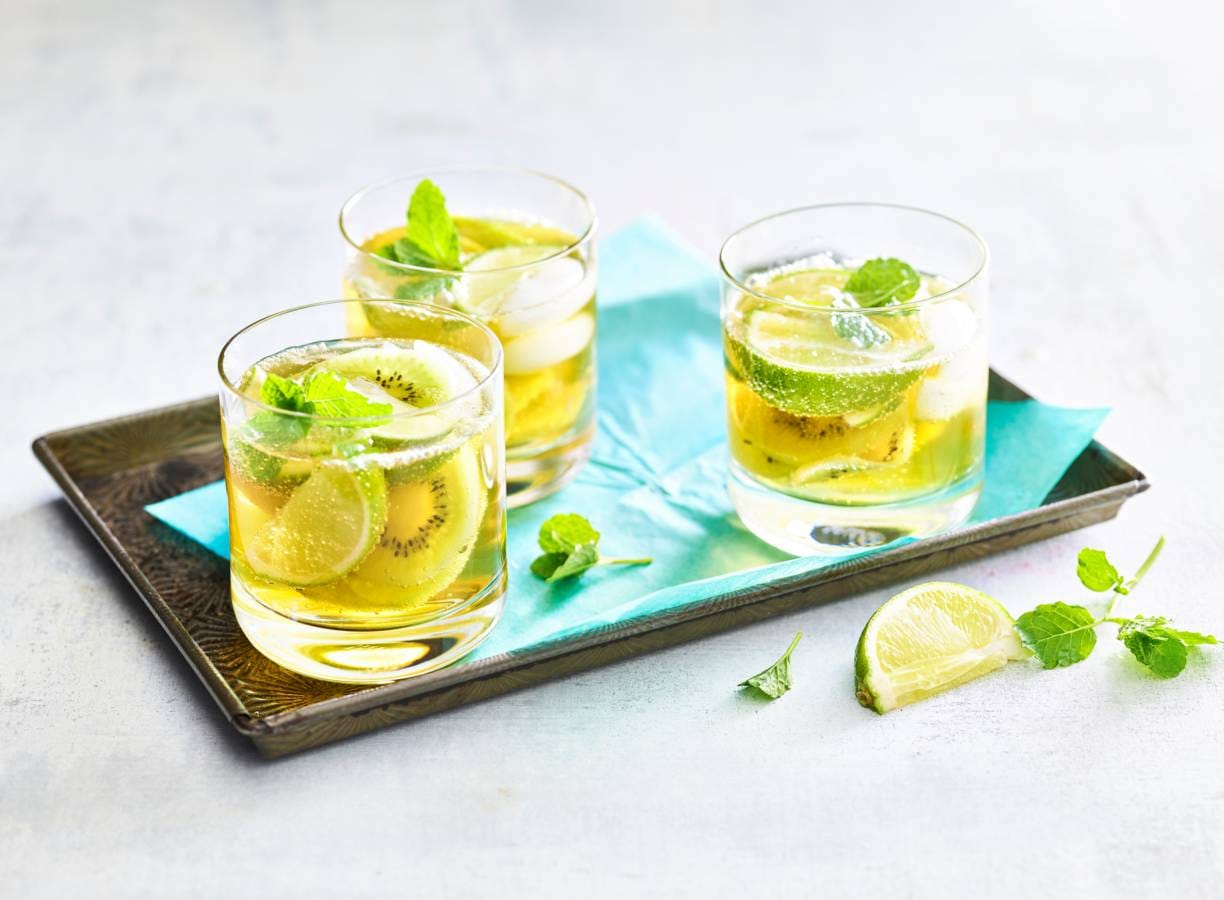 Mocktail met kiwi, limoen & gingerale