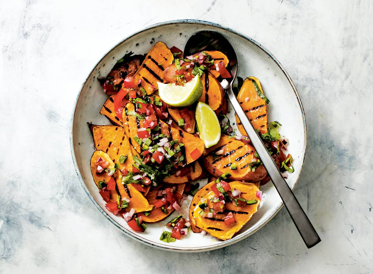 Lauwwarme salade van gegrilde zoete aardappel