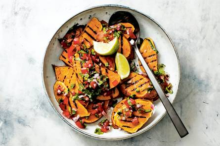 Lauwwarme salade van gegrilde zoete aardappel