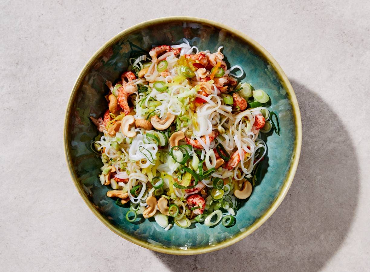 Noedelsalade met broccolirijst, rivierkreeftjes en gemberdressing