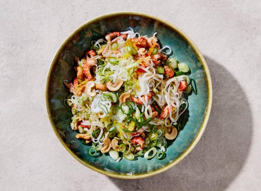 Noedelsalade met broccolirijst, rivierkreeftjes en gemberdressing
