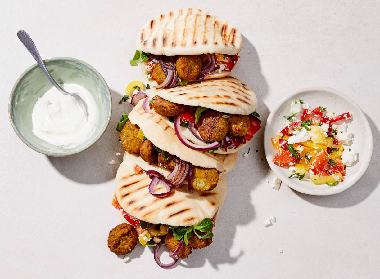 Pita met falafel, paprikasalade en witte kaas