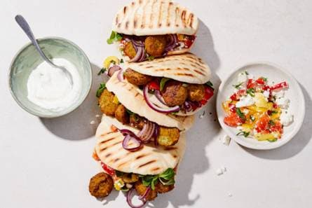 Pitabroodje falafel en paprikasalade met witte kaas