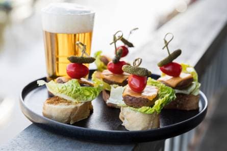 Tapashamburger met sla en stokbrood