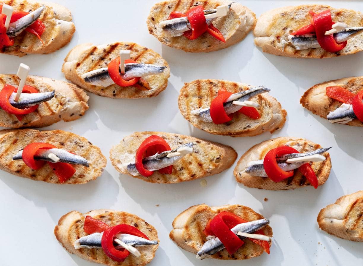 Gegrild stokbrood met paprika en ansjovis