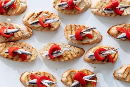 Gegrild stokbrood met paprika en ansjovis