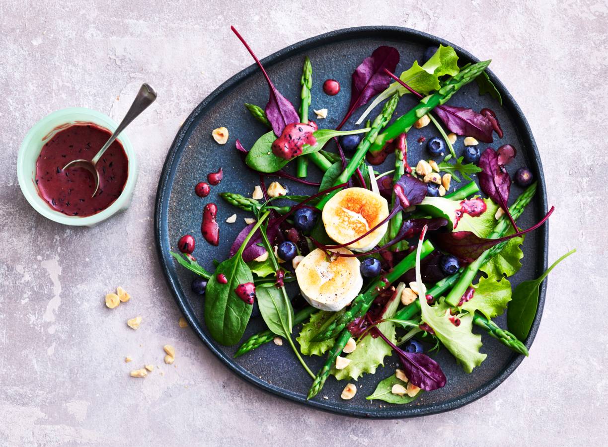 Geitenkaassalade met blauwe bessen-balsamicodressing