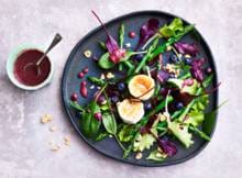 Geitenkaassalade, een klassieker... Deze salade met geitenkaas maken we met een dressing van balsamico en blauwe bessen