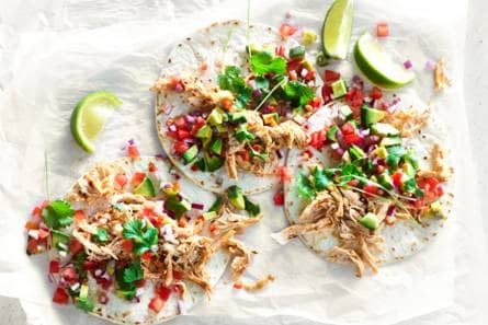Minitortilla’s met pulled chicken en avocadosalsa