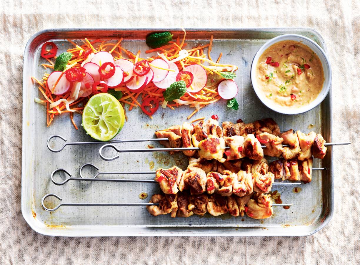 Gegrilde kipspiesjes met pindasaus en wortelsalade