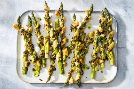 Groene asperges met bladerdeeg