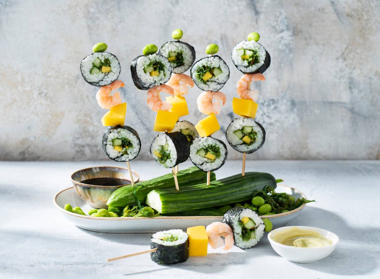 Sushi met garnalen op een stokje