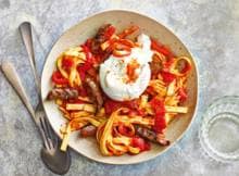 In de categorie 'never change a winning team': pasta met burrata! Deze tagliatelle maken we met chipolata, tomaten-paprikasaus met burrata on top. Winning!