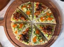 Sushipizza met zalm en avocado (advertorial)