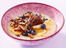 Ontbijtbowl met fruit, chocolade en noten