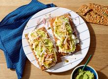Cracker met avocado, cottagecheese en radijs (advertorial)