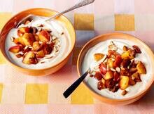 Ontbijtbowl met dadels en gebakken appel (advertorial)