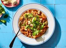 Tagliatelle met ricotta-tomatensaus en kip