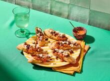 Bruschetta met muhammara en dadel (advertorial)