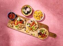 Pulled chicken-tostada's met jalapeño-mangosalsa (advertorial)