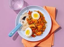Kip tikka masala met doperwten en ei van Kindergarden