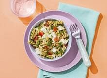 Zomerfusilli met tomaat, pesto en mozzarella van Kindergarden