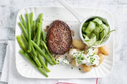 Krieltjes in de schil met steak de boeuf en sperziebonen