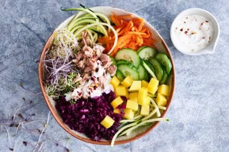 Rijkgevulde groentebowl met tonijn & pittige dressing