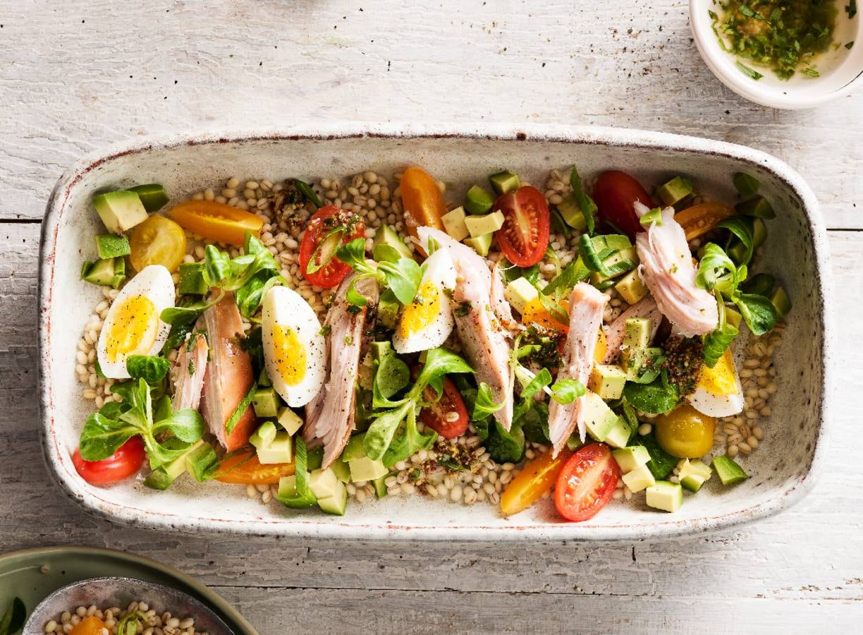 Gortsalade met gerookte kipfilet, ei en avocado van Dafne Schippers